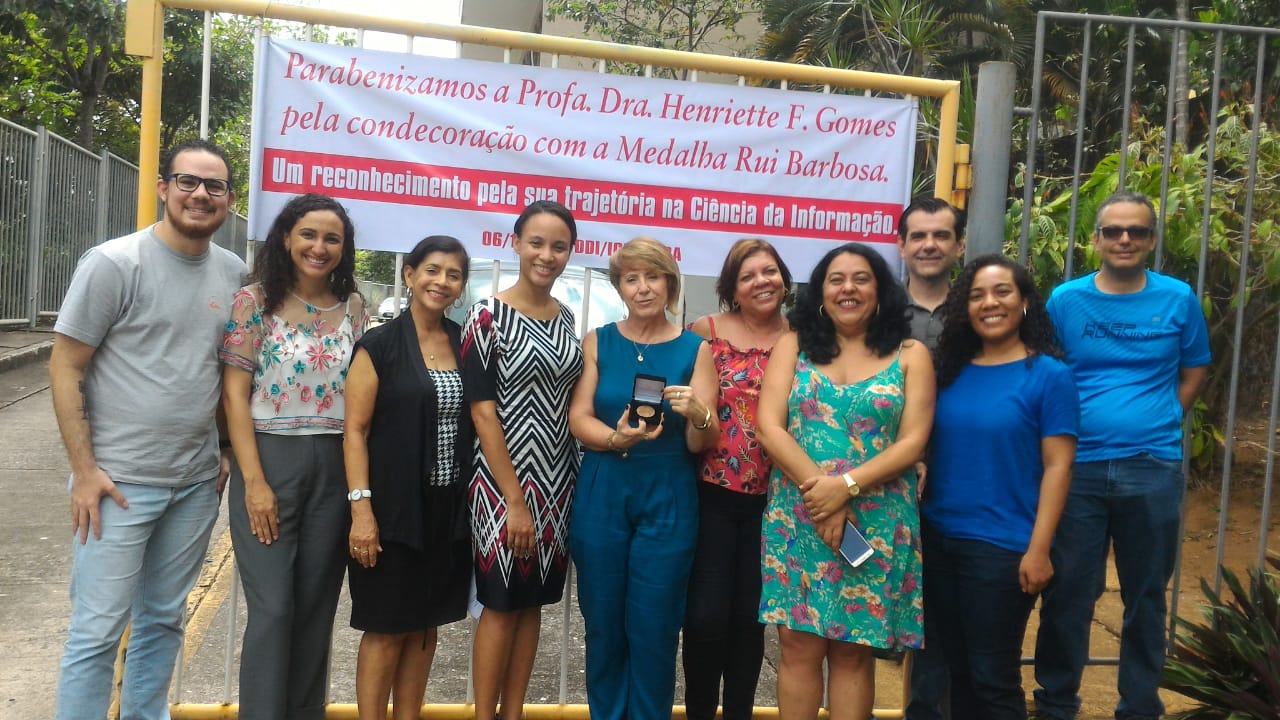 Foto Medalha Rui Barbosa - Profa. Henriette Ferreira Gomes